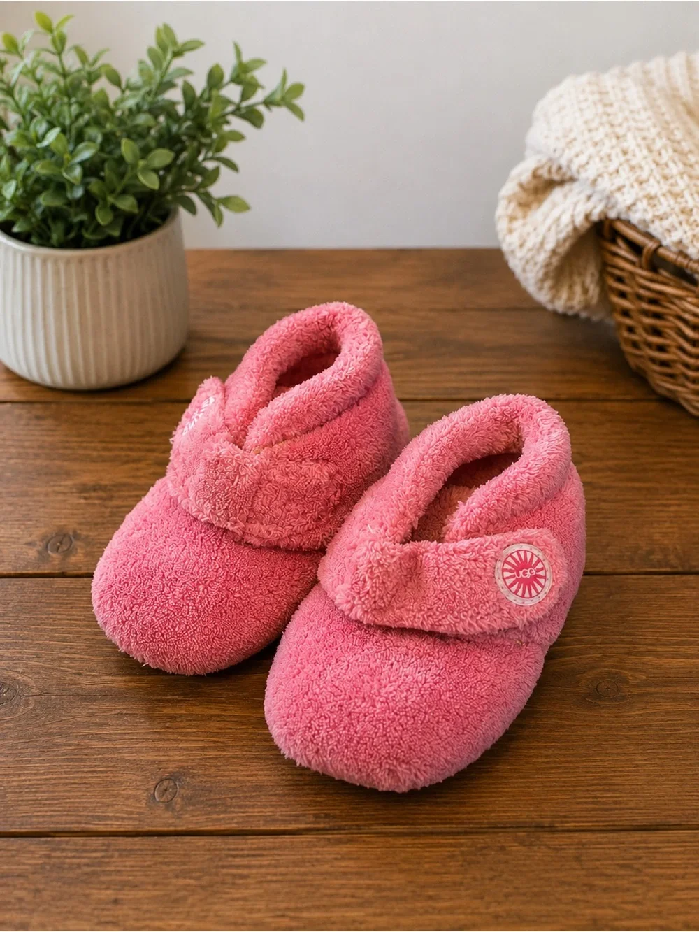 UGG Pink Fluff Yeah Baby/Toddler Slippers Size 4/5 Machine Washable